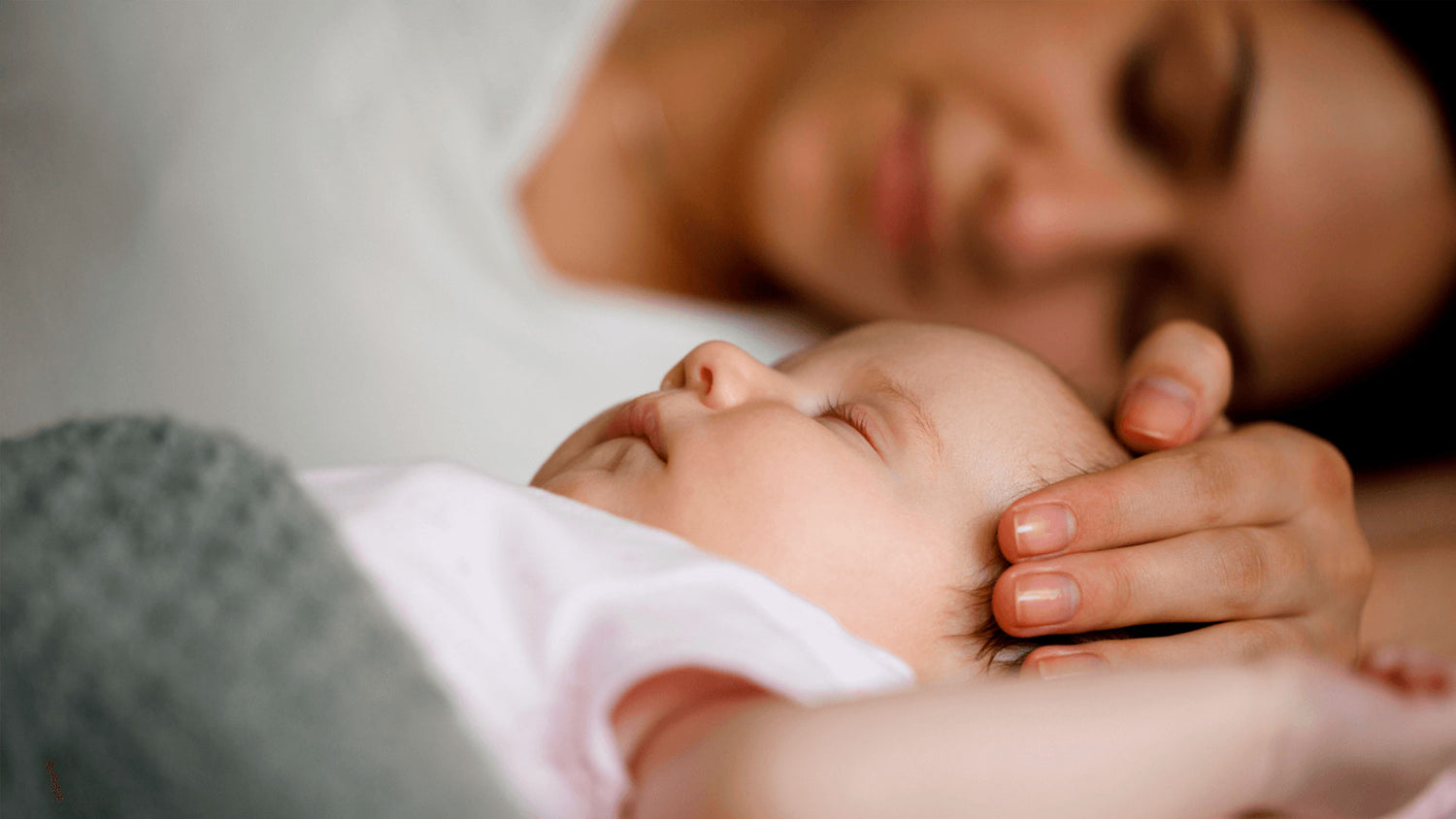 Hablemos sobre el sueño del bebé: Actividad sexual postparto y sus vínculos con compartir habitación, el sueño de los padres y el sueño del bebé medido objetivamente así como las visitas nocturnas de los padres a la cuna.